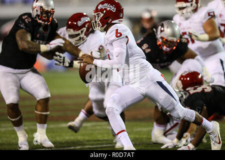 3 novembre 2018 : Fresno State Bulldogs quarterback Marcus McMaryion (6) brouille avec le football au cours de la NCAA Football jeu mettant en vedette les fresno State Bulldogs et l'UNLV rebelles à Sam Boyd Stadium à Las Vegas, NV. Le fresno State Bulldogs mènent l'UNLV rebelles à la mi-temps 17 à 0. Christopher Trim/CSM. Banque D'Images