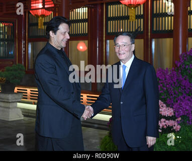 Beijing, Chine. 29Th sep 2018. Le Vice-président chinois Wang Qishan (R) rencontre avec le Premier Ministre pakistanais Imran Khan à Beijing, capitale de Chine, le 3 novembre 2018. Credit : Shen Hong/Xinhua/Alamy Live News Banque D'Images