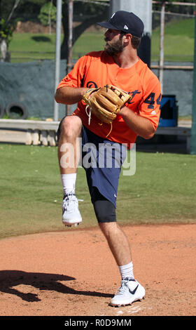 3 novembre 2018 - Detroit Tigers Daniel Norris au cours d'une séance d'entraînement à réchauffer les Murakami Stadium sur le campus de l'Université de Hawaï à Manoa à Honolulu, HI - Michael Sullivan/CSM Banque D'Images