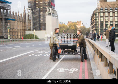 London UK. 4 novembre 2018. Les participants ont l'expérience d'une panne sur le pont de Westminster comme ils prennent part à l'Bonhams Londres à Brighton 60 km trajet dans la voiture de l'ancien combattant, l'exécution la plus longue du monde événement automobile.La course commémore l'Émancipation Run du 14 novembre 1896, qui a célébré les locomotives sur la Highway Act, lorsque la limite de vitesse pour les locomotives 'lumière' a été porté de 4 mi/h à 14 mi/h, l'abolition de la nécessité pour les véhicules d'être précédé d'un homme à pied Crédit : amer ghazzal/Alamy Live News Banque D'Images