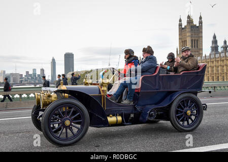 Londres, Royaume-Uni. 4 novembre 2018. Les participants Westminster Bridge en route vers la côte dans la 122e Bonhams Londres à Brighton Veteran Car Run. Le 60 mile voyage est entrepris par plus de 600 véhicules de pré-1905, dont certains comportaient des pannes fréquentes. La course commémore l'Émancipation Exécuter du 14 novembre 1896, qui a célébré les locomotives sur la Highway Act, lorsque la limite de vitesse pour les locomotives 'lumière' a été porté de 4 mi/h à 14 mi/h, l'abolition de la nécessité pour les véhicules d'être précédé d'un homme à pied. Crédit : Stephen Chung / Alamy Live News Banque D'Images