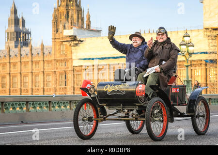 Le pont de Westminster, London, UK, 4e Nov 2018. Une Oldsmobile 1902. Le Monde le plus ancien événement automobile, Bonhams Londres à Brighton Veteran Car Run, ensembles de de Hyde Park et le long de Constitution Hill par le Palais de Buckingham, le centre commercial et l'Admiralty Arch, puis le long d'une route de 60 milles jusqu'à Brighton. C'est cette année à sa 122e anniversaire. Plus de 400 des voitures anciennes sont de l'ère pré-1905. Credit : Imageplotter News et Sports/Alamy Live News Banque D'Images