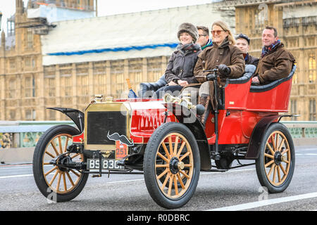 Le pont de Westminster, London, UK, 4e Nov 2018. Un autocar 1903 traverse le pont. Le Monde le plus ancien événement automobile, Bonhams Londres à Brighton Veteran Car Run, ensembles de de Hyde Park et le long de Constitution Hill par le Palais de Buckingham, le centre commercial et l'Admiralty Arch, puis le long d'une route de 60 milles jusqu'à Brighton. C'est cette année à sa 122e anniversaire. Plus de 400 des voitures anciennes sont de l'ère pré-1905. Credit : Imageplotter News et Sports/Alamy Live News Banque D'Images