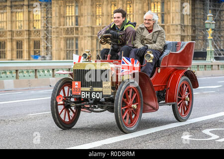 Le pont de Westminster, London, UK, 4e Nov 2018. Un mécanicien anglais 1901 traverse le pont avec smiling participants. Le Monde le plus ancien événement automobile, Bonhams Londres à Brighton Veteran Car Run, ensembles de de Hyde Park et le long de Constitution Hill par le Palais de Buckingham, le centre commercial et l'Admiralty Arch, puis le long d'une route de 60 milles jusqu'à Brighton. C'est cette année à sa 122e anniversaire. Plus de 400 des voitures anciennes sont de l'ère pré-1905. Credit : Imageplotter News et Sports/Alamy Live News Banque D'Images