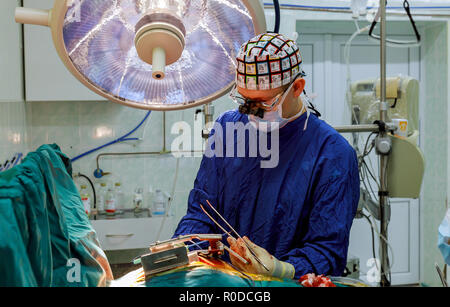 Salle de chirurgie à l'hôpital avec l'équipe médicale les chirurgiens de faire un minimum d'interventions chirurgicales invasives. Banque D'Images