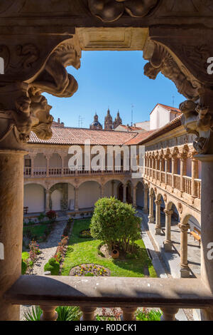 Vue depuis la partie supérieure des cloîtres dans le Convento de Las Dueñas, un 15ème/16 siècle couvent dominicain à Salamanque, Castille et Leon, Espagne Banque D'Images