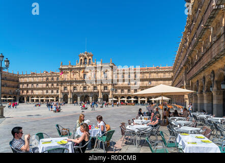 Salamanque, Espagne. Les cafés de la Plaza Mayor à la recherche en direction de l'Hôtel de Ville (Ayuntamiento), Salamanca, Castilla y Leon, Espagne Banque D'Images