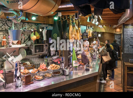 Bar à tapas typiques dans la vieille ville (Casco Antiguo), la Calle de la Estafeta, Pamplona, Navarra, Espagne Banque D'Images