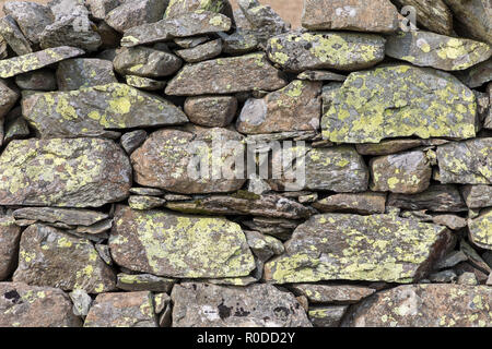 Close up de mur en pierre sèche traditionnelle dans le Lake District Banque D'Images