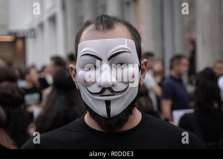 Un participant vus portant masque anonyme pendant la manifestation. Anonymous est un groupe d'activistes végétaliens portant des vêtements noirs en maintenant des ordinateurs portables et des pancartes comme ils manifester contre l'exploitation des animaux, le Cube de Vérité est un paisible démonstration statique s'apparente à un art de performance. Banque D'Images