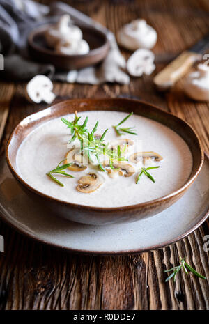 Bol de soupe crémeuse aux champignons fraîchement bouillie Banque D'Images