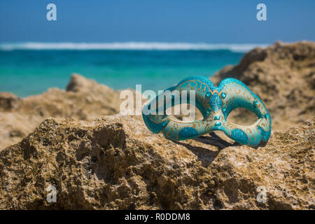 Masquerade party mask on beach voir photo Banque D'Images