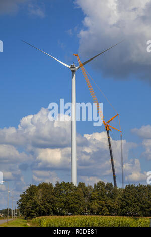 Éoliennes géantes servies par une grande grue pour la réparation Banque D'Images