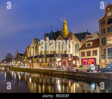 Paysage de nuit de la vieille église Oude Kerk ou sur le Oudezijds Voorburgwal dans le quartier rouge d'Amsterdam Banque D'Images