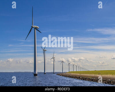 Rangée d'éoliennes dans la mer le long d'une digue de disparaître à l'horizon Banque D'Images