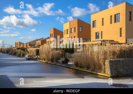 Maisons de famille géométrique moderne le long d'un canal en hiver, Groningen, Pays-Bas Banque D'Images