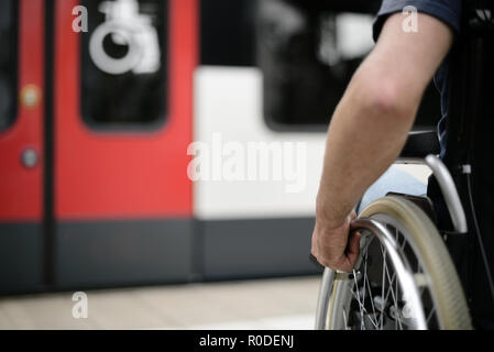 Chaise de roue sur la plate-forme d'en face de la station de métro train compartiment avec inclusion de mobilité accessibilité concept signe Banque D'Images