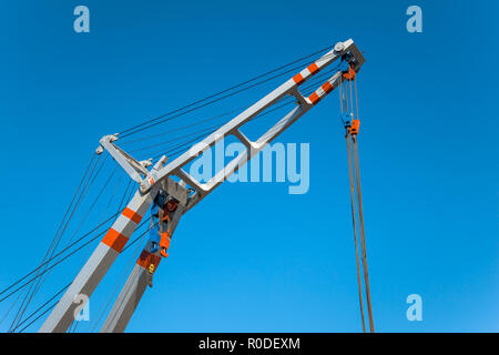 Grue de levage de navires industriels en aluminium Banque D'Images