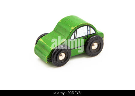 Voiture verte jouet en bois sur fond blanc Banque D'Images