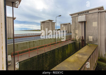 Chambre de verrouillage à l'Afsluitdijk dans le cadre de la gestion de l'eau néerlandais Delta Système de sécurité Banque D'Images