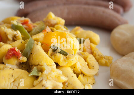 L'ackee et le poisson salé avec des bananes et de raviolis servi sur une plaque blanche Banque D'Images