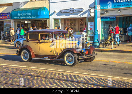 San Francisco, Californie, États-Unis - 14 août 2016 : vintage ancien MG Roadster de 1930 voiture sur Jefferson rd au cours de l'automobile street parade à Fisherman's Wharf waterfront. Voyages tourisme Amérique. Banque D'Images