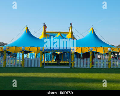 Jaune et bleu entrée chapiteau tente de cirque Banque D'Images