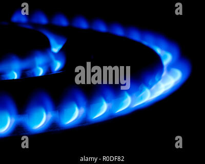 Flammes bleues d'un anneau double cuisinière à gaz géant dans le noir Banque D'Images