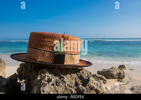 Chapeau canotier avec vue sur la plage photo Banque D'Images