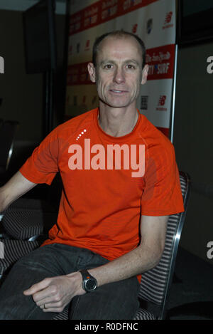 Marathonien australien Steve Moneghetti La conférence de presse tenue à l'initiative de la 'City2Surf' marathon organisée le dimanche, Août 9,2009. Attirer un nombre record de plus de 75 000 participants, l'événement n'est pas le plus grand marathon public et dispose d'une variété de coureurs allant de sportifs d'élite internationaux, des célébrités, des groupes scolaires, familles et glissières en costumes de fantaisie. La course de 14 kilomètres est acheminée du CBD de Sydney à une ligne d'arrivée sur les rives de la plage de Bondi. Sydney, Australie. 07.08.09. Banque D'Images