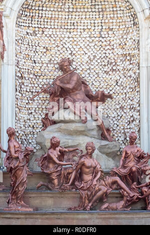 Scène avec des sculptures faites de plomb peint d'acteon, certaines bonnes et la déesse Diane dans la fontaine les thermes de Diana dans les jardins de la pala Banque D'Images