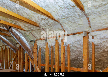 La construction d'une nouvelle maison avec l'installation d'isolement de l'installation au termal grenier Banque D'Images