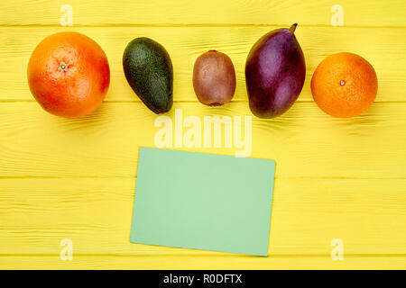 Rangée de fruits frais tropicaux sur bois coloré. Banque D'Images