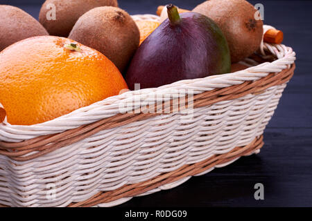 La composition avec fruits assortis dans panier en osier. Banque D'Images