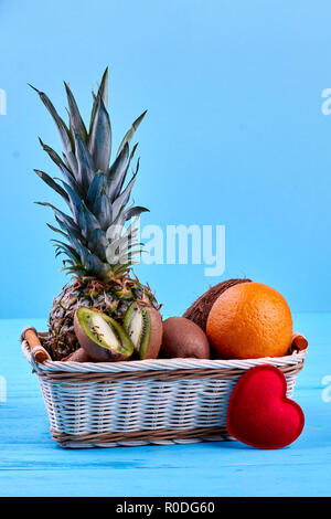 Composition de fruits biologiques en panier en osier. Banque D'Images