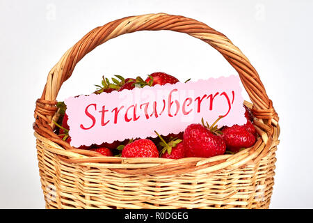 Studio shot de fraises dans le panier. Banque D'Images