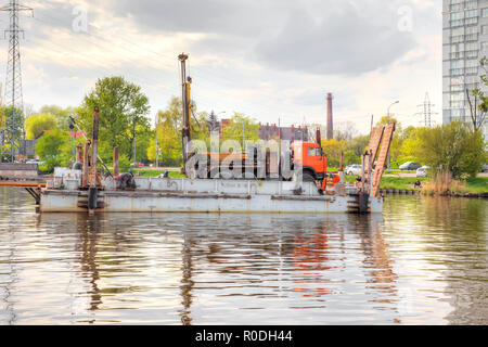 KALININGRAD, RUSSIE - avril 28,2018 : appareil de forage sur une barge au milieu du fleuve Pregolia Banque D'Images