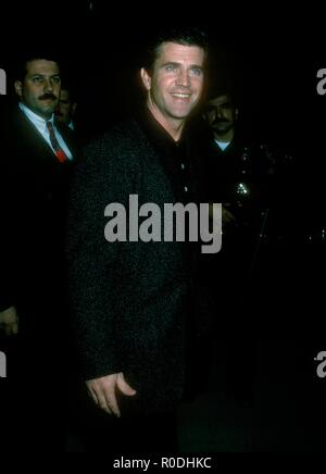 Los Angeles, CA - 10 DÉCEMBRE : l'Acteur Mel Gibson assiste à la Warner Bros Pictures' 'Forever Young' Première mondiale le 10 décembre 1992, à l'Academy Theatre de Los Angeles, Californie. Photo de Barry King/Alamy Stock Photo Banque D'Images