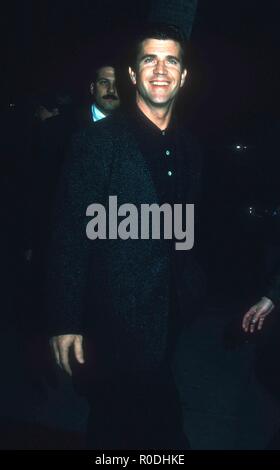 Los Angeles, CA - 10 DÉCEMBRE : l'Acteur Mel Gibson assiste à la Warner Bros Pictures' 'Forever Young' Première mondiale le 10 décembre 1992, à l'Academy Theatre de Los Angeles, Californie. Photo de Barry King/Alamy Stock Photo Banque D'Images
