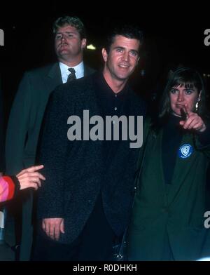 Los Angeles, CA - 10 DÉCEMBRE : l'Acteur Mel Gibson assiste à la Warner Bros Pictures' 'Forever Young' Première mondiale le 10 décembre 1992, à l'Academy Theatre de Los Angeles, Californie. Photo de Barry King/Alamy Stock Photo Banque D'Images