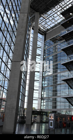 L'architecture moderne en verre et en béton d'intérieur Banque D'Images