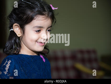 Une petite fille aux dent cassée smiling for camera sur anniversaire celeberation Banque D'Images