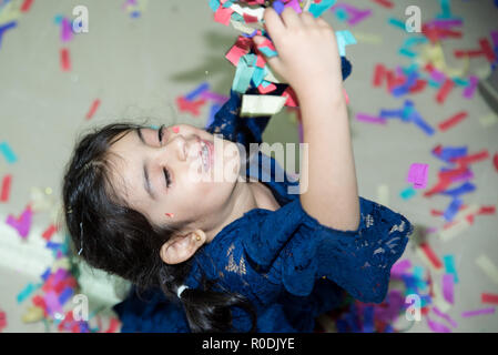 Une petite fille aux dent cassée smiling for camera sur anniversaire celeberation Banque D'Images