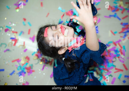 Une petite fille aux dent cassée bénéficiant sur anniversaire celeberation Banque D'Images