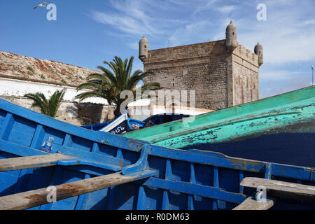 Bateaux de pêche en bois bleu dans le port d'Essaouira, Essaouira, Maroc, Afrique Banque D'Images