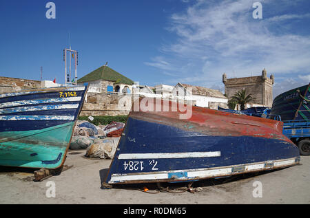 Bateaux de pêche en bois bleu dans le port d'Essaouira, Essaouira, Maroc, Afrique Banque D'Images