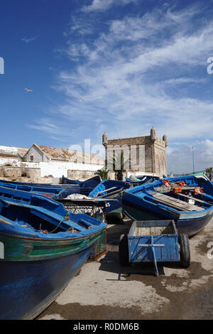 Bateaux de pêche en bois bleu dans le port d'Essaouira, Essaouira, Maroc, Afrique Banque D'Images