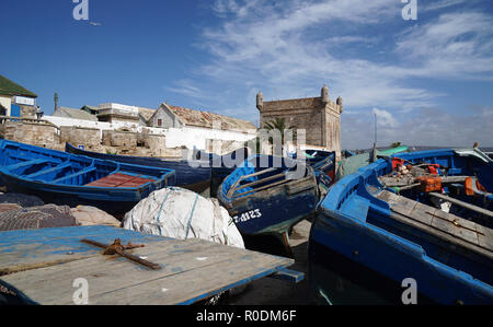 Bateaux de pêche en bois bleu dans le port d'Essaouira, Essaouira, Maroc, Afrique Banque D'Images