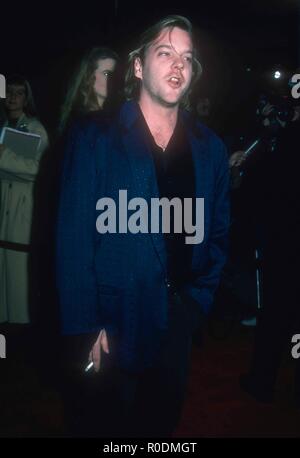 WESTWOOD, CA - 9 décembre : l'acteur Kiefer Sutherland assiste à Columbia Pictures' 'quelques bons hommes' création le 9 décembre 1992 au Mann Village Theater à Westwood, en Californie. Photo de Barry King/Alamy Stock Photo Banque D'Images