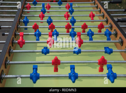 Baby-foot dans le centre de divertissement. Close-up image du plastique joueurs dans un match de football Banque D'Images